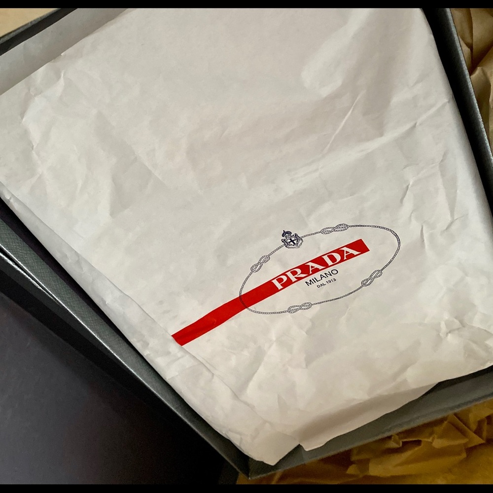 Prada - Picture 5 of 6